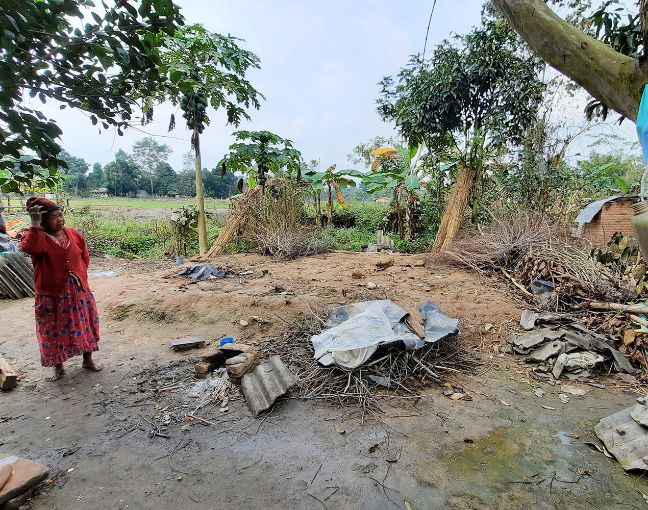 Nainen esittelee tulvatuhoja Nepalissa