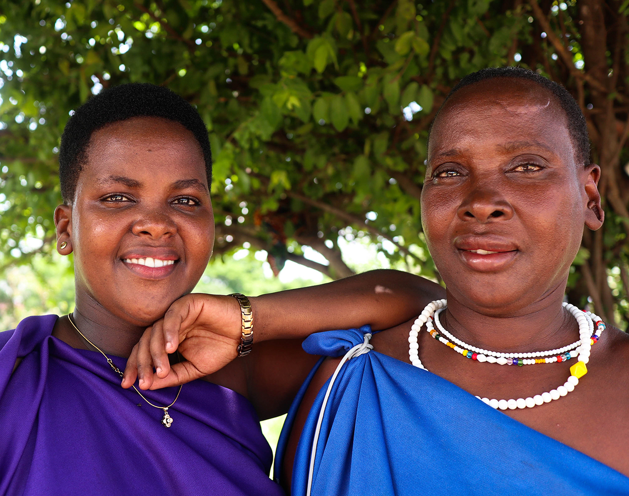 Tansanialaiset äiti ja tytär hymyilevät kameralle.