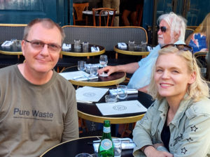 Mies ja nainen kahvilapöydässä Pariisissa