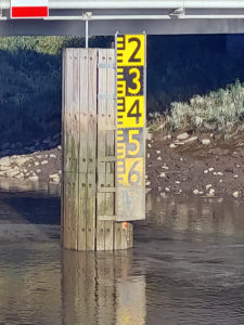 Sillan tukipylvääseen kiinnitetty mittataulukko osoittamassa veden korkeutta