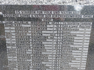 Kivinen muistotaulu, johon kaiverrettu toisessa maailmansodassa kuolleitten nimiä