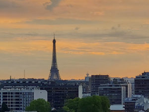 Aamu Pariisissa, taustalla kohoaa Eiffelin torni