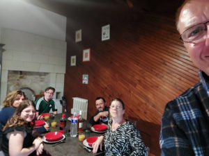 Selfie ranskalaisesta perheestä illallispöydässä