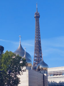 Venäjän hengellinen kulttuurikeskus Patriisissa, sipulikupolit ja takana Eiffelin torni