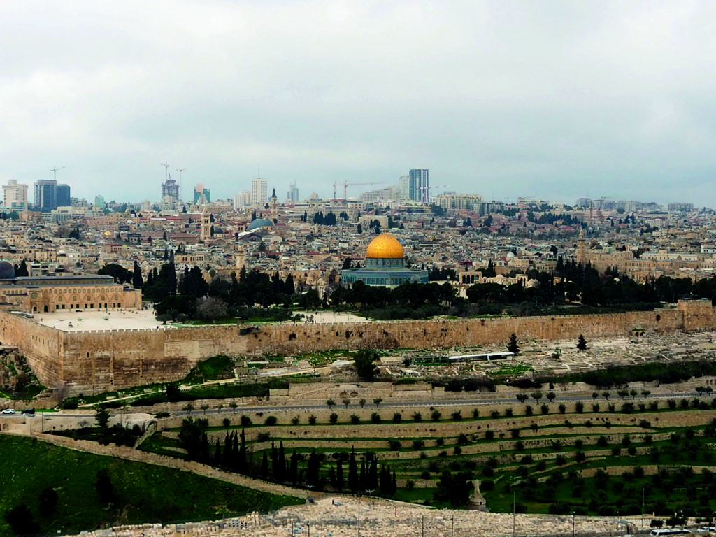 Näkymä Öljymäeltä kohti Jerusalemin vanhaakaupunkia. Kuvassa näkyy muun muassa kaupungin vaaleat muurit ja kultakattoinen Kalliomoskeija.