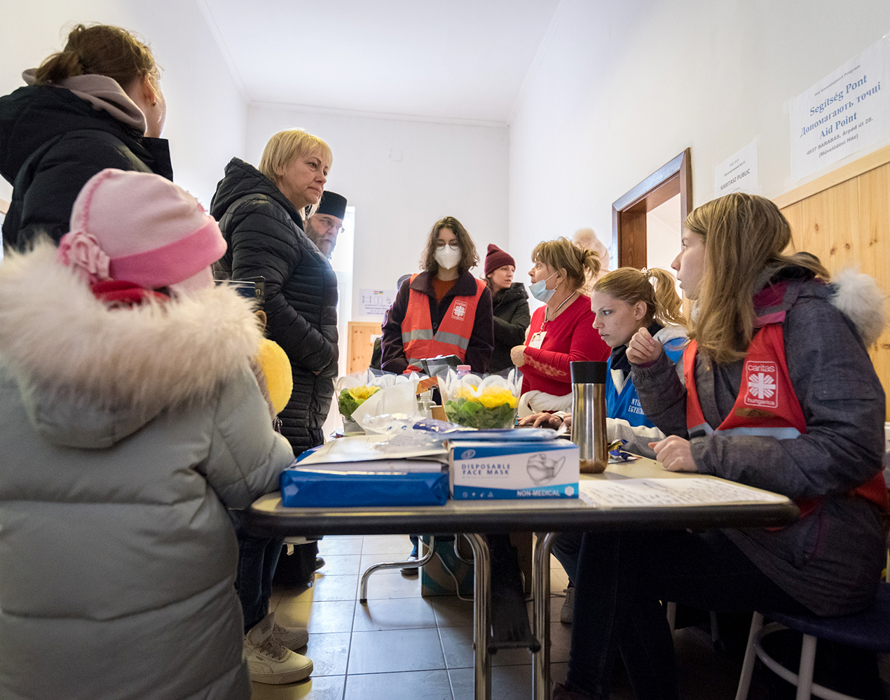 Avustustyöntekijät neuvovat Ukrainasta saapuneita pakolaisia.