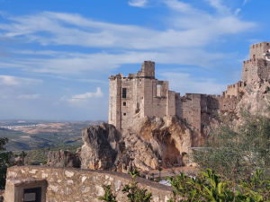 Rainioitunut linna kallionpäällä Espanjassa