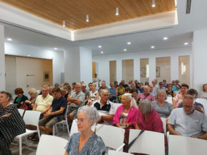 suomalaisia seurakuntasalissa Fuengirolassa, Espanjassa