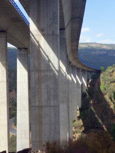 Korkeiden pylväiden varaan rakennettu silta ylittää laakson
