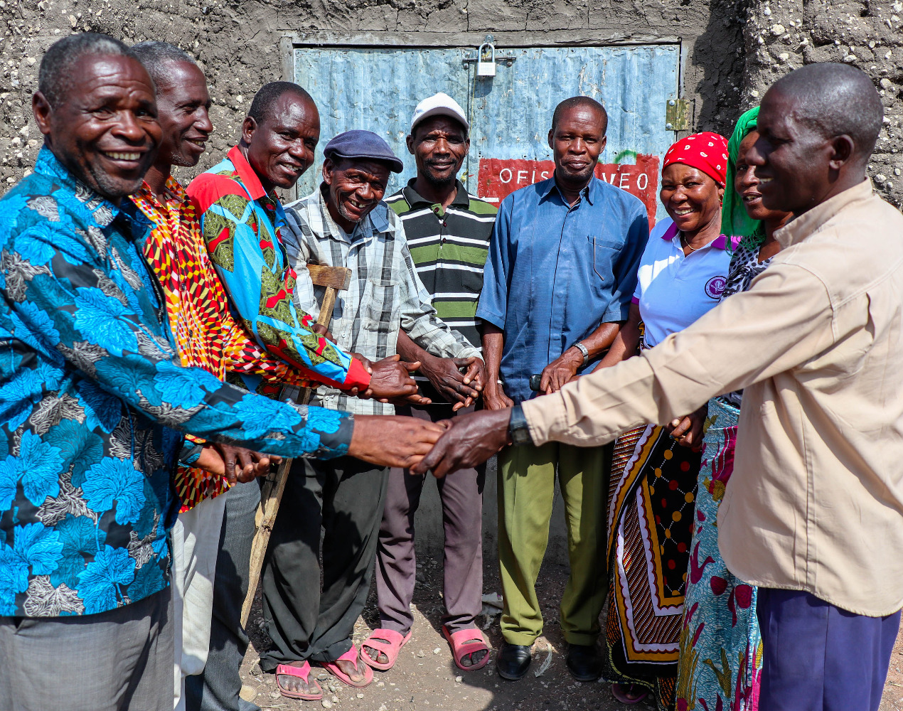 Ryhmä tansanialaisia pitämässä toisiaan käsistä.