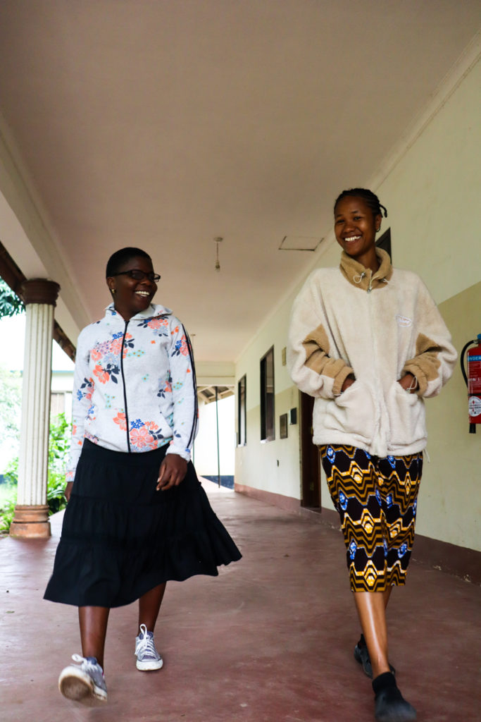 Agnes Peter (vas.) ja Magret Mmenyi kävelevät Nyakatossa.