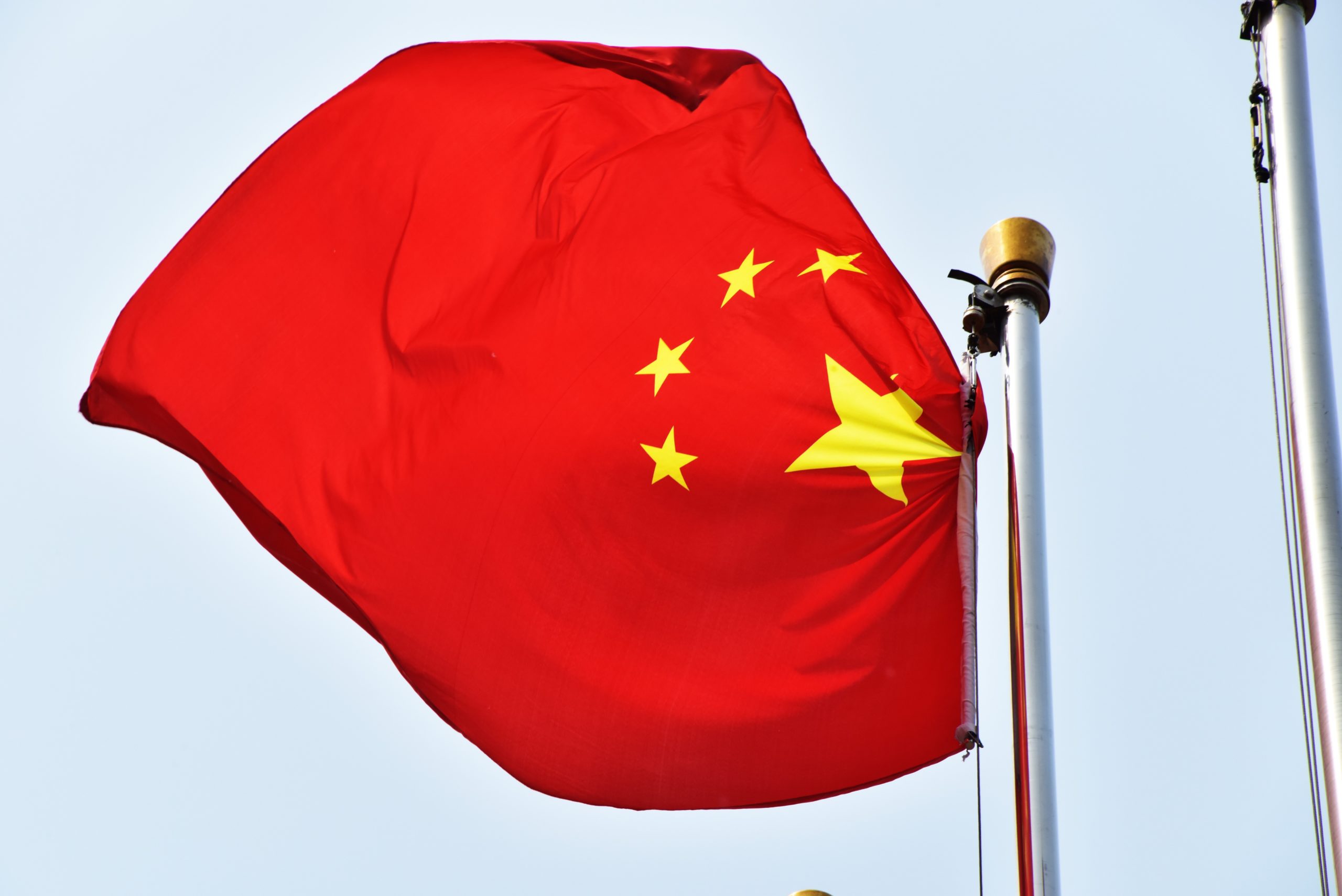 Kiinan lippu liehuu tuulessa