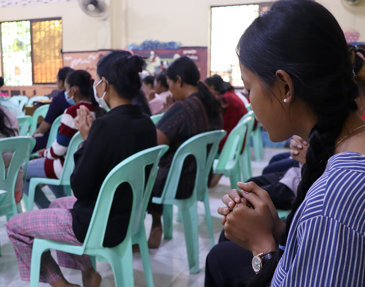 Seurakuntalaisia rukoilemassa Kambodžassa Krousin seurakunnassa.