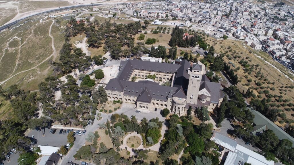 Yläilmoista kuvattuna maisemaa Itä-Jerusalemista. Keskellä kuvaa on linnamainen vanha sairaalarakennus.