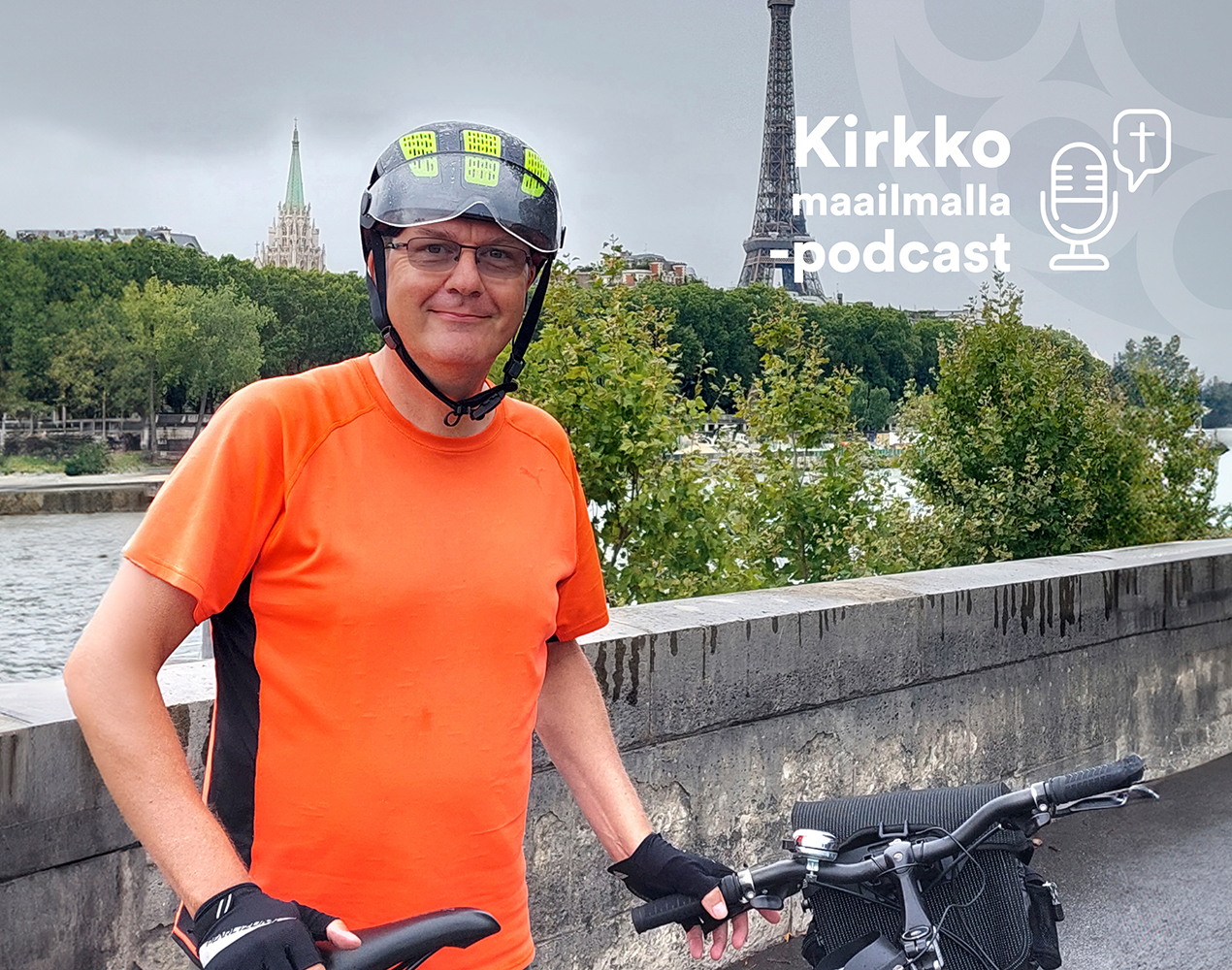 Mauri poseeraa pyöränsä kanssa Pariisissa.
