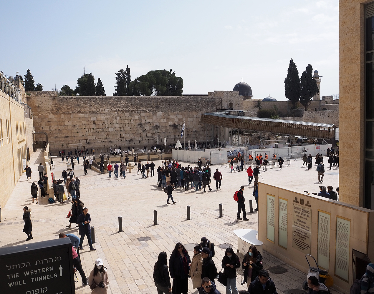 Kuvassa Itkumuuri Jerusalemissa. Aukiolla kävelee mustiin pukeutunieta ihmisiä, laidoilla muurit.