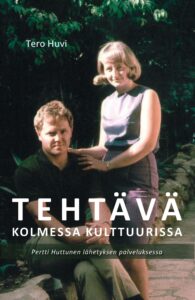 Kuvassa kirjan kansi, jossa nuori mies istuu katsoen kohti kameraa, nuori nainen seisoo hänen vieressään käsi olkopäällä.