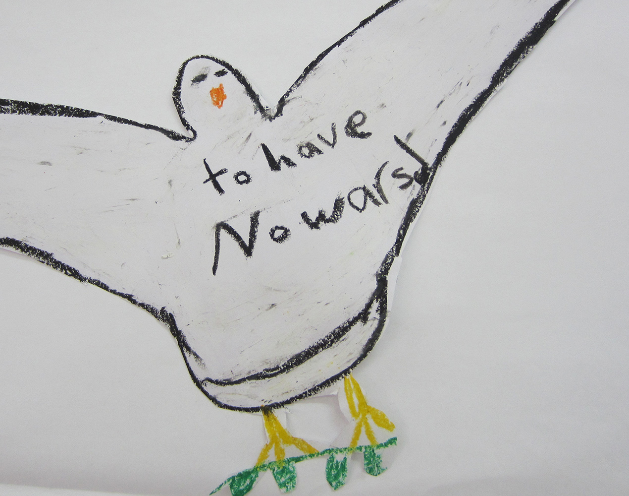 Kuvassa on lapsen piirtämä kyyhkynen, jossa lukee "to have no wars"