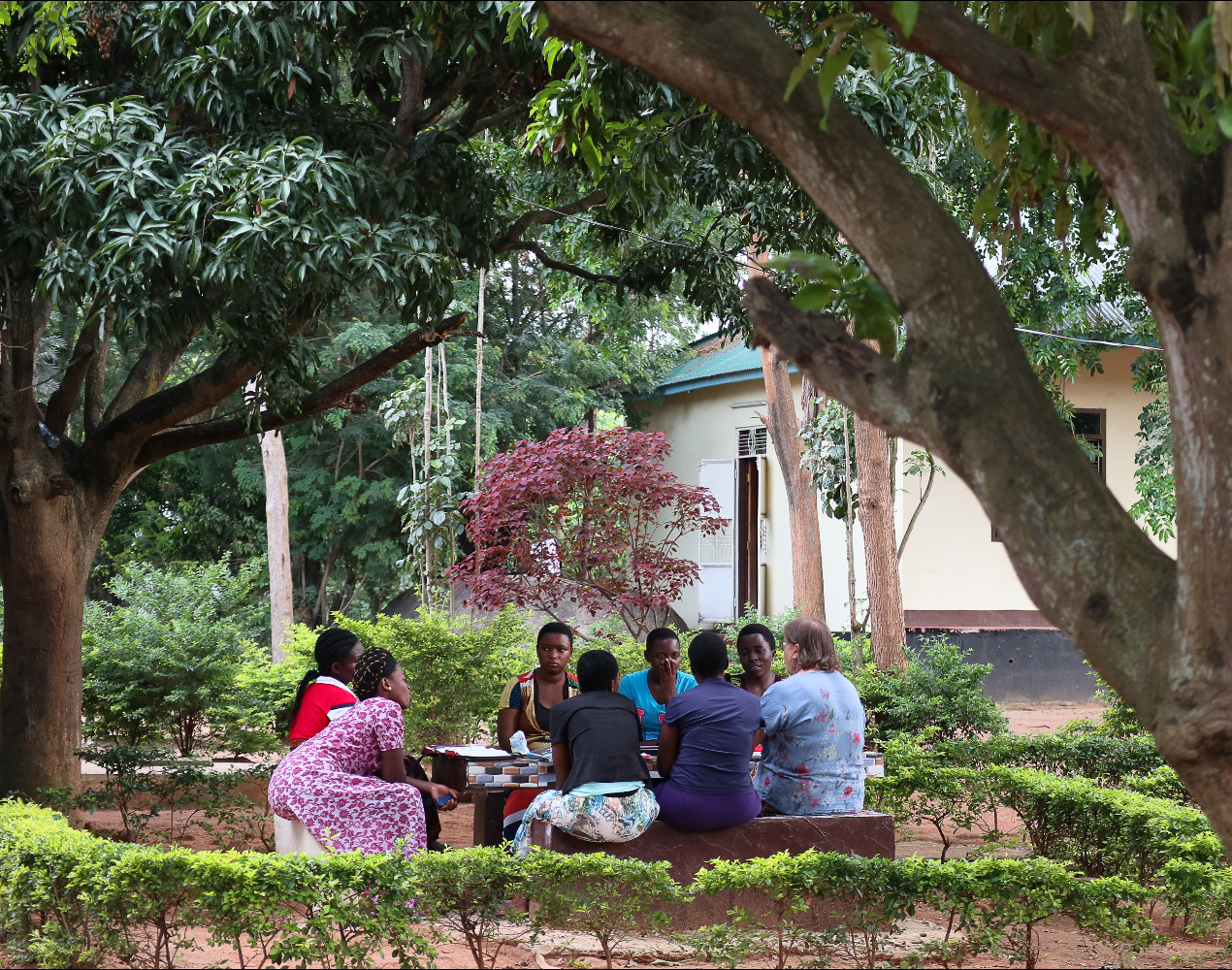 Riitta Heino piti raamattupiiriä teologeille Tansanian Nyakatossa. Kuva: Virve Rissanen