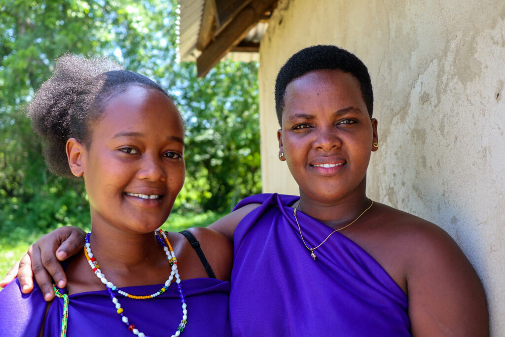 Elisabeth Sagati (oik.) ja Lidya Laban kuuluvat maasai-heimoon, jonka parissa Lähetysseura on pyrkinyt parantamaan naisten oikeuksia.